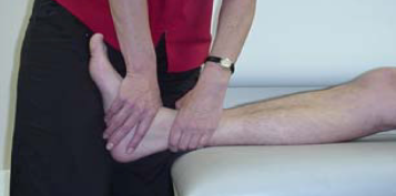 Figura 13: Glide posterior do talus do Conceito Maitland. Fonte: Loudon JK et al. The efficacy of manual joint mobilisation/manipulation in treatment of lateral ankle sprains: a systematic review. Br J Sports Med. 2014 Mar; 48(5) : 365-70.