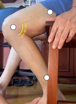 Figura 9: Paciente realizando flexão máxima, sentado na cadeira