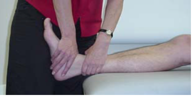 Figura 14: Glide posterior do talus do Conceito Maitland. Fonte: Loudon JK et al. The efficacy of manual joint mobilisation/manipulation in treatment of lateral ankle sprains: a systematic review. Br J Sports Med. 2014 Mar; 48(5) : 365-70.