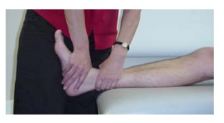 Figura 22: Glide posterior do tálus do Conceito Maitland. Fonte: Loudon JK et al. The efficacy of manual joint mobilisation/manipulation in treatment of lateral ankle sprains: a systematic review. Br J Sports Med. 2014 Mar; 48(5) : 365-70.